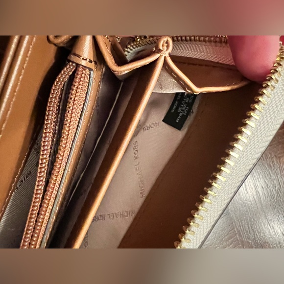 Michael Kors wristlet - Picture 2 of 4